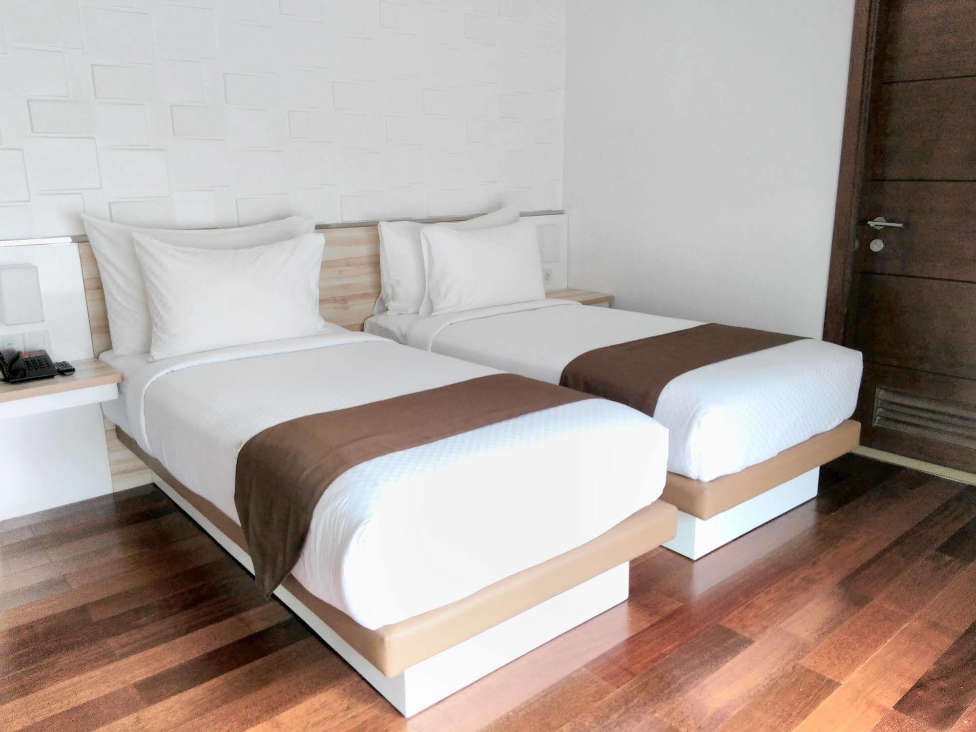 Alimar Hotel Malang Exterior photo